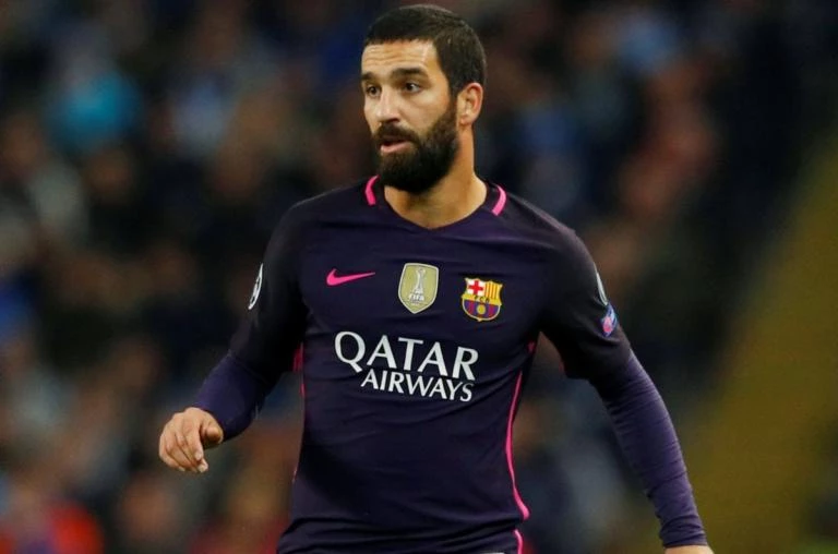 Σοκ στην Τουρκία με Τουράν! Εισήγηση για 12,5 χρόνια φυλάκιση στον πρώην της Μπαρτσελόνα που παρενόχλησε την σύντροφο τραγουδιστή και του έσπασε τη μύτη (βίντεο)